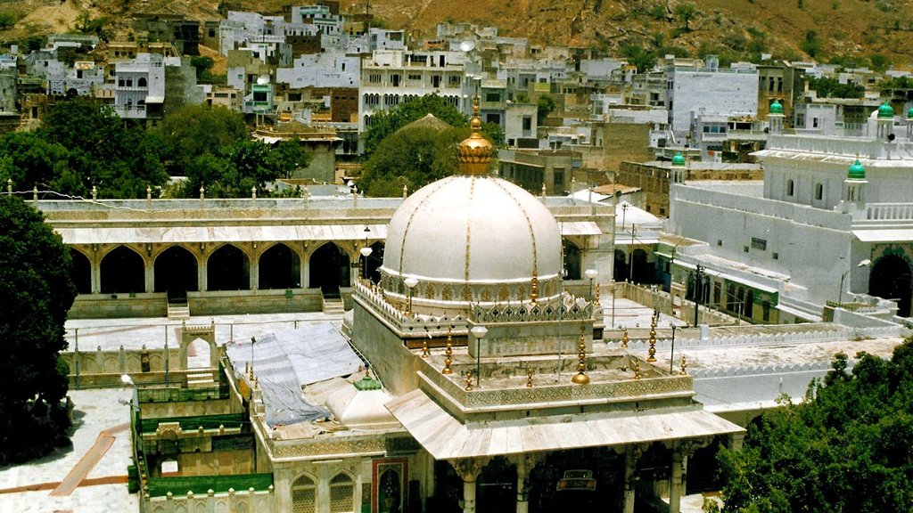 About 130kms southwest of Jaipur lies the city of Ajmer, an important location of Islamic heritage and history. Located beside the calm waters Ana Sagar Lake